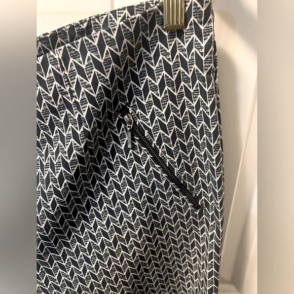 Michel Studio Collection Alexa Cropped/Ankle Pant - Picture 5 of 6